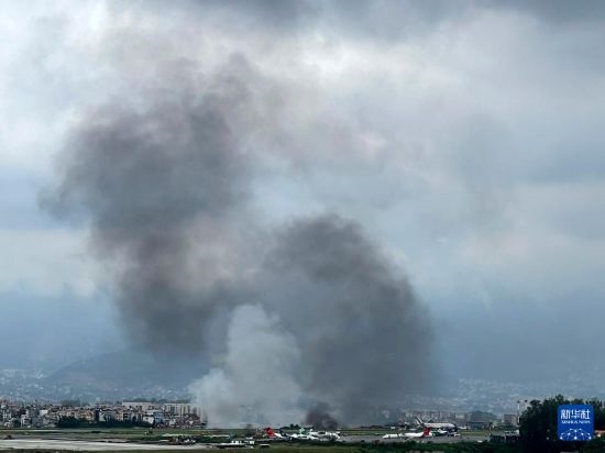 這是7月24日在尼泊爾加德滿都特里布萬(wàn)機(jī)場(chǎng)拍攝的濃煙。目擊者說(shuō)，一架飛機(jī)在尼泊爾加德滿都特里布萬(wàn)機(jī)場(chǎng)墜毀。新華社/美聯(lián)