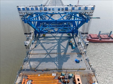 △ 圖為我國自主研發(fā)的世界最大噸位橋面吊機。