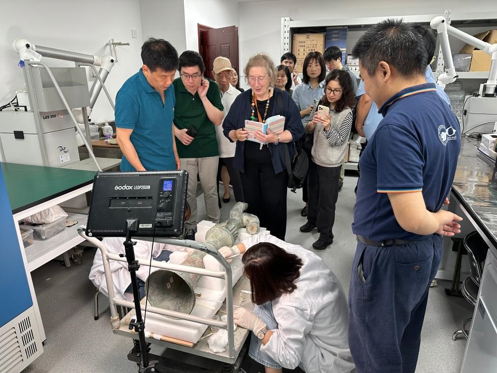 2024年5月28日，英國考古學(xué)家、牛津大學(xué)教授杰西卡·羅森在文物保護(hù)修復(fù)實(shí)驗(yàn)室觀摩文物。新華社發(fā)（四川省文物考古研究院供圖）