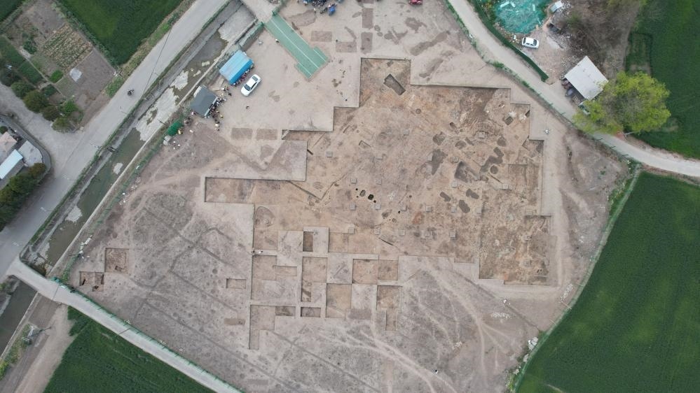 這是2024年3月23日拍攝的四川省廣漢市三星堆遺址發(fā)掘區(qū)（無人機(jī)照片）。新華社發(fā)（四川省文物考古研究院供圖）