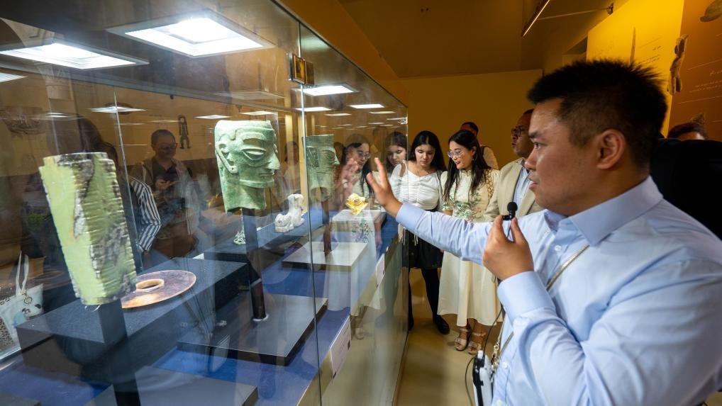 2024年6月14日，冉宏林在埃及開羅舉辦的“三星堆·金沙”主題數(shù)字展上向埃及公眾介紹三星堆文化。新華社發(fā)（四川省文物考古研究院供圖）