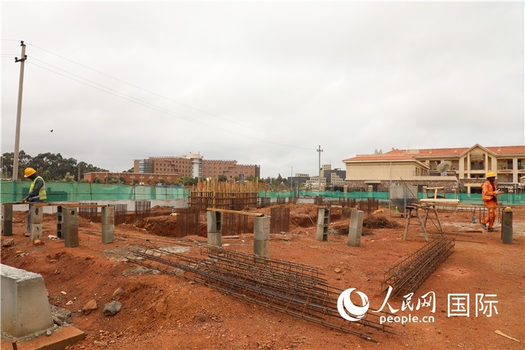 圖為孔子學(xué)院項(xiàng)目施工現(xiàn)場(chǎng)。人民網(wǎng)記者 沈小曉攝。