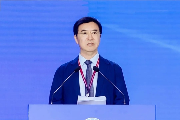 杜玉波在第八屆產(chǎn)教融合發(fā)展大會上作主旨報告。中國高等教育學(xué)會供圖