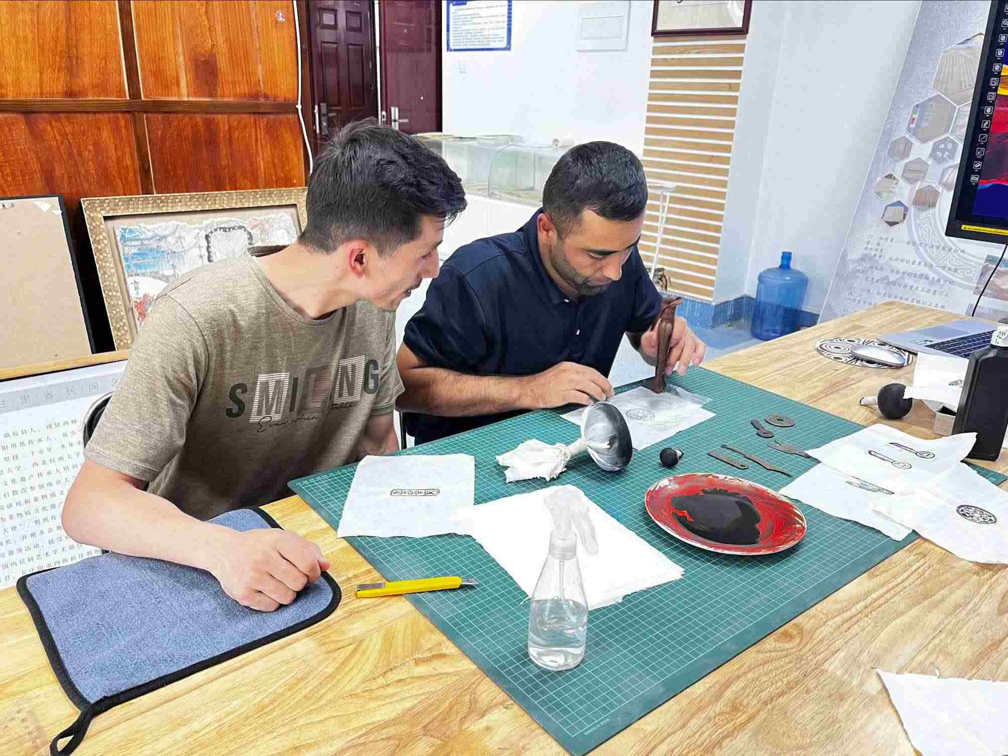 營(yíng)員們動(dòng)手體驗(yàn)“非遺”技藝。校方供圖