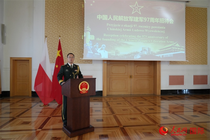 波蘭使館國防武官張寅生大校在招待會上致辭。人民網(wǎng)記者 李增偉攝 