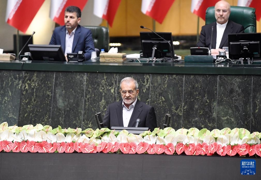 7月30日，佩澤希齊揚(yáng)（前）在伊朗德黑蘭的伊朗議會(huì)宣誓就任伊朗總統(tǒng)后發(fā)表就職演說(shuō)。新華社記者 沙達(dá)提 攝