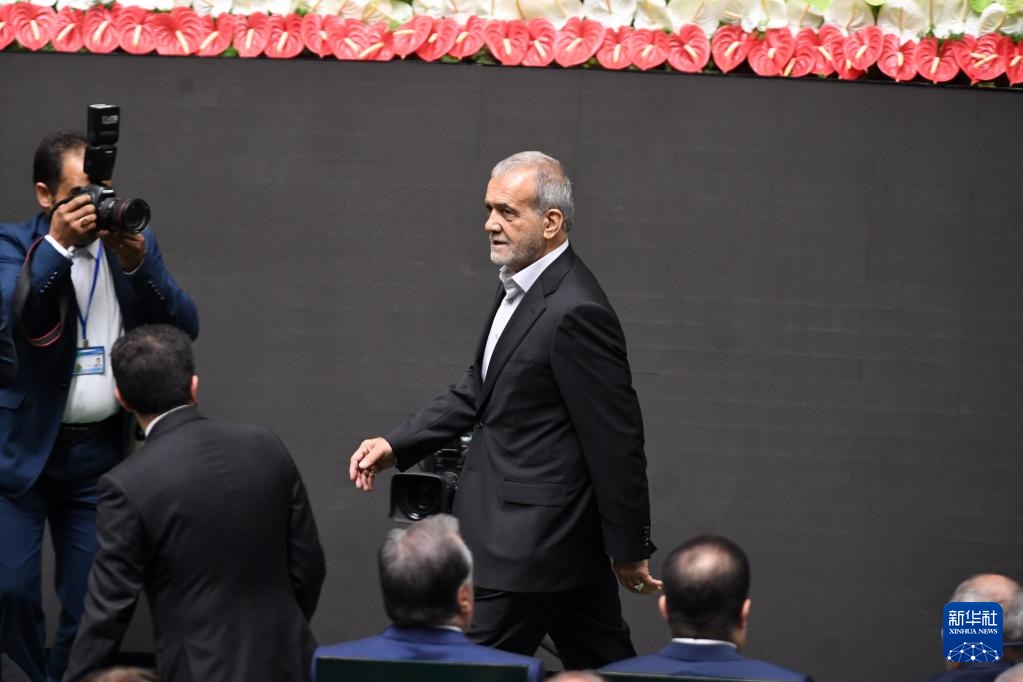 7月30日，在伊朗德黑蘭的伊朗議會(huì)，佩澤希齊揚(yáng)（中）抵達(dá)總統(tǒng)就職典禮現(xiàn)場(chǎng)。新華社記者 沙達(dá)提 攝