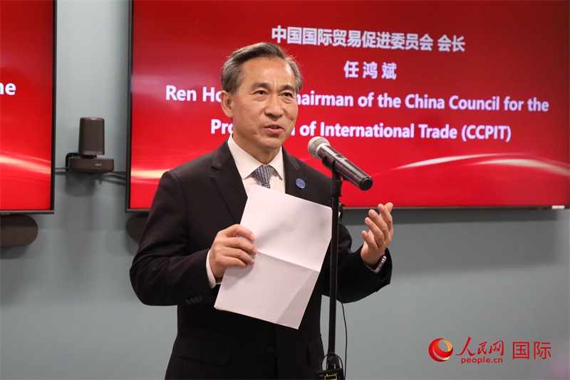 2、中國(guó)貿(mào)促會(huì)會(huì)長(zhǎng)任鴻斌出席活動(dòng)并致辭。 人民網(wǎng)記者 李志偉攝