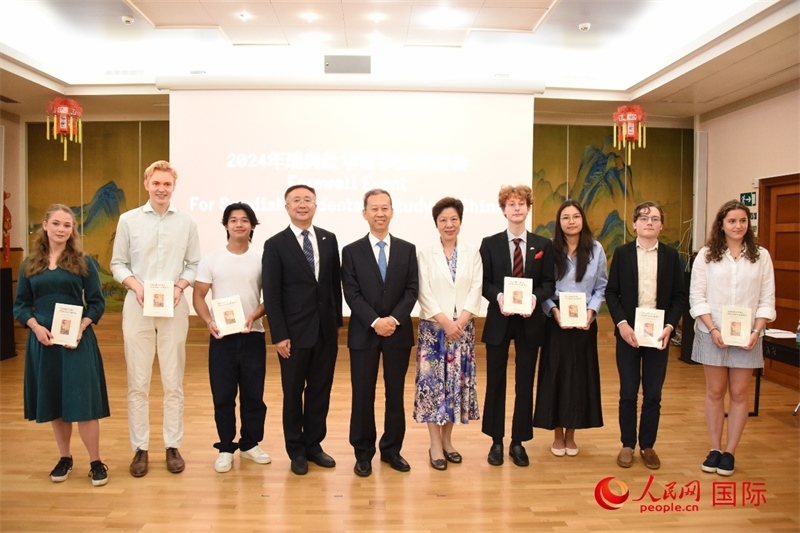 中國駐瑞典大使崔愛民與赴華瑞典留學(xué)生合影。人民網(wǎng)記者 殷淼攝