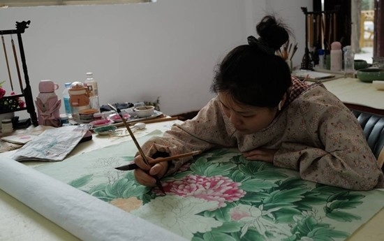 當(dāng)?shù)剞r(nóng)民畫師正在作畫。受訪者供圖