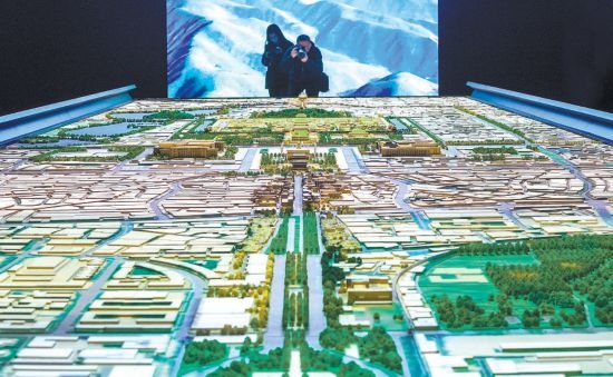 首都博物館“輝煌中軸”展廳內(nèi)，十六米長(zhǎng)的中軸線沙盤(pán)，配以立體投影技術(shù)，展現(xiàn)北京中軸線之壯美。 本報(bào)記者 武亦彬攝