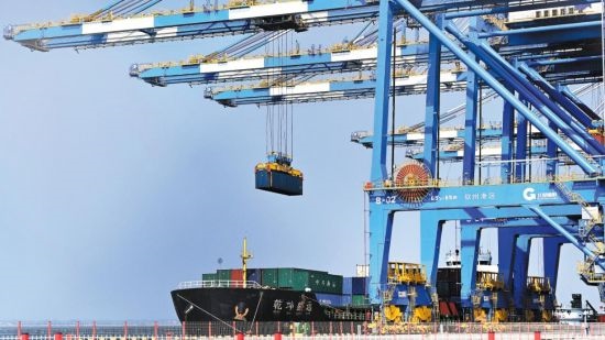 自動化起重機在中國(廣西)自由貿(mào)易試驗區(qū)欽州港吊裝集裝箱。(圖片來源:新華社)