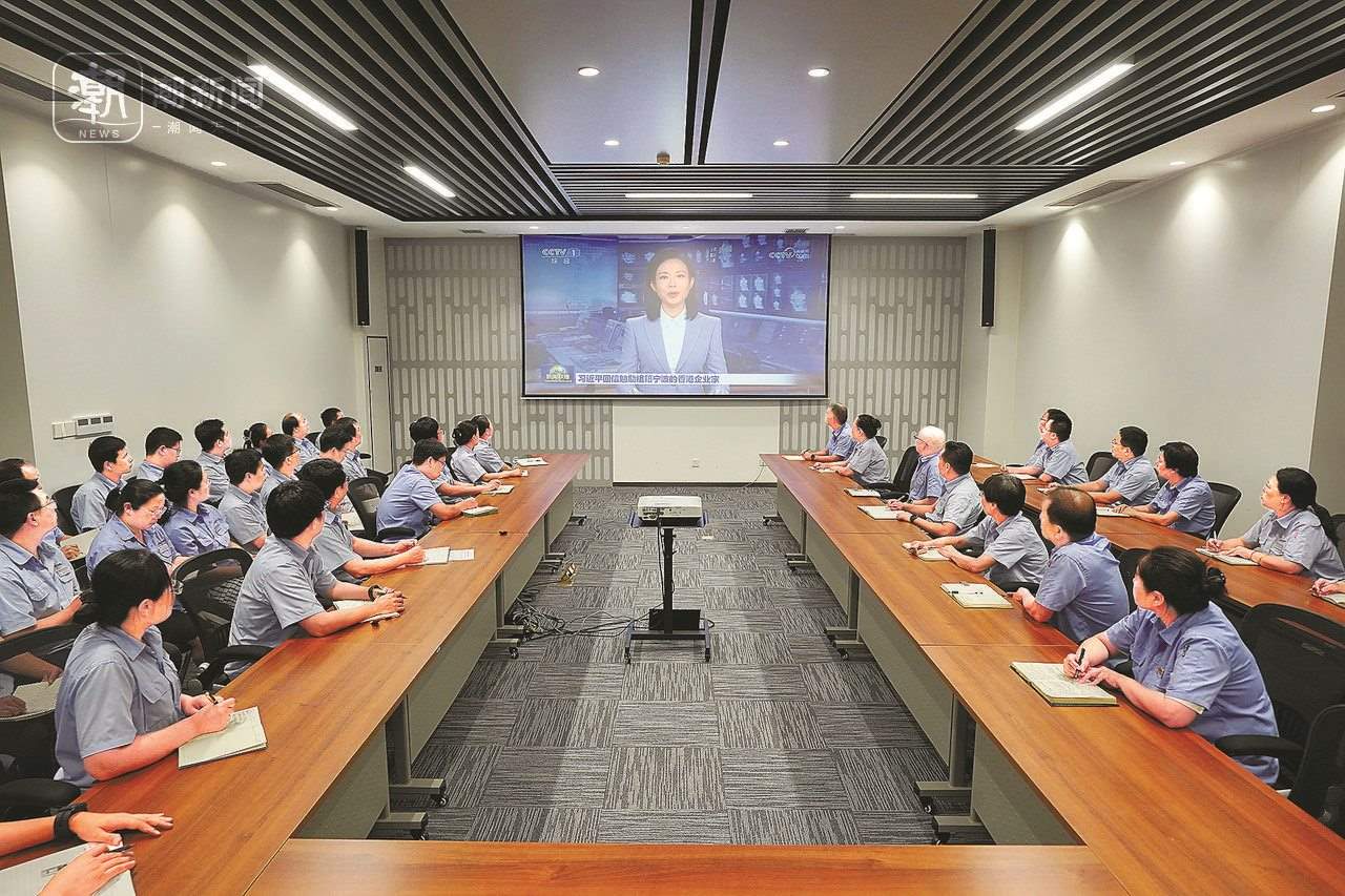 2024年8月1日晚，寧波永新光學(xué)股份有限公司員工集體觀看央視《新聞聯(lián)播》關(guān)于國家主席習(xí)近平給包陪慶、曹其鏞等祖籍寧波的香港企業(yè)家回信的報(bào)道。潮新聞記者 賀元凱 彭鵬 周旭輝 攝