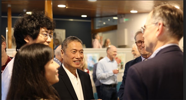 盧中見與嘉賓交流中國畫。許晉熙攝