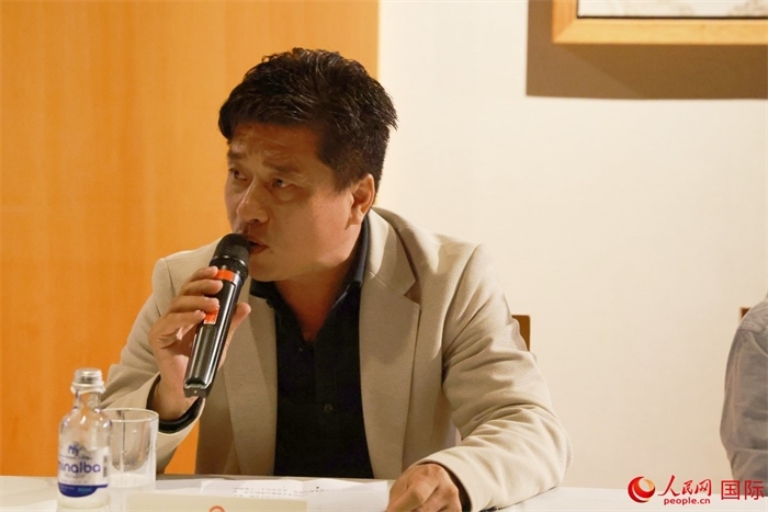 巴西中國浙江商會會長鄭俠茂在座談會上致辭。人民網(wǎng)記者 陳海琪攝