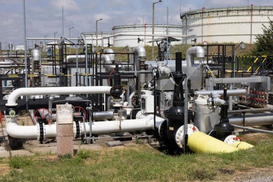 這是2022年5月24日在匈牙利薩茲豪隆包陶多瑙河煉油廠拍攝的連接匈牙利和俄羅斯的“友誼”輸油管道入口點。新華社發(fā)（弗爾季·奧蒂洛攝）