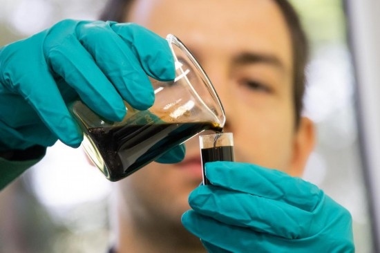 2022年5月24日，在匈牙利薩茲豪隆包陶多瑙河煉油廠，一名工人對通過阿德里亞輸油管道運達的原油樣品進行質(zhì)量分析。新華社發(fā)（弗爾季·奧蒂洛攝）