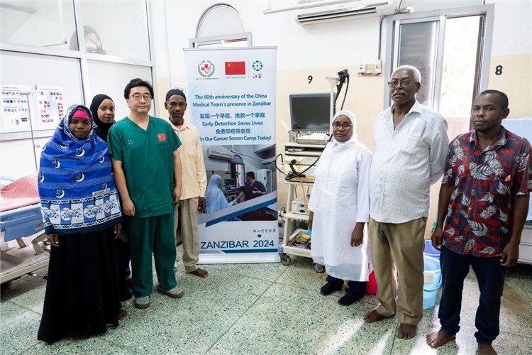 王璐醫(yī)生與部分患者合影。中國援桑醫(yī)療隊供圖