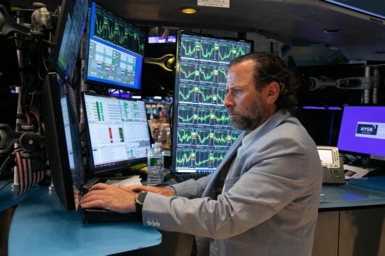 5月3日，交易員在美國紐約證券交易所交易大廳工作。新華社發(fā)（郭克攝）