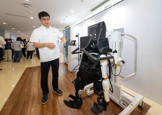 2024年5月24日，在位于上海市嘉定區(qū)的上海交通大學(xué)醫(yī)學(xué)院附屬瑞金醫(yī)院腫瘤質(zhì)子中心，工作人員介紹由瑞金醫(yī)院醫(yī)生和醫(yī)療公司共同研發(fā)的用于恢復(fù)患者下肢的醫(yī)療機器人。新華社記者 王翔 攝