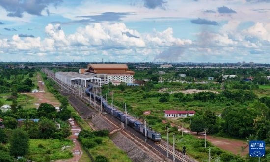8月5日，由老撾籍火車司機(jī)獨(dú)立駕駛的滿載貨物的列車駛出萬象站，向中國昆明進(jìn)發(fā)（無人機(jī)照片）。新華社發(fā)（楊永全 攝）