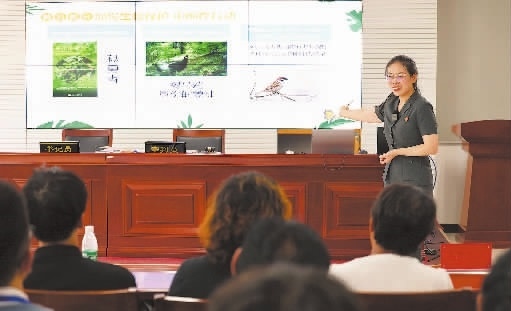 圖②：法官給旁聽群眾講解破壞生態(tài)環(huán)境的危害和法律后果。