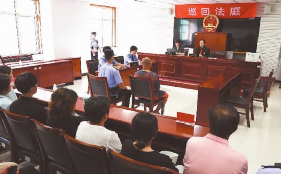 圖①：庭審現(xiàn)場。