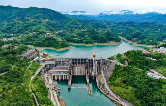 這是陜西安康水電站大壩（2024年6月21日攝，無人機照片）。新華社記者 蔡湘鑫 攝