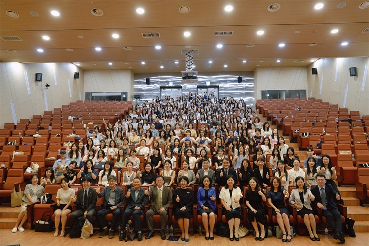 8月5日，第十一屆在韓國際中文教育志愿者崗中培訓(xùn)舉行開班儀式。圖為活動(dòng)現(xiàn)場合影。 教育部中外語言交流合作中心供圖