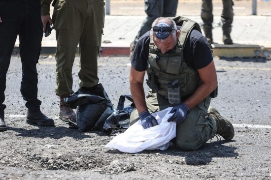 8月6日，在以色列納哈里亞，警方在無人機襲擊現(xiàn)場開展工作。以色列國防軍6日發(fā)表聲明說，多架無人機當(dāng)天從黎巴嫩射向以色列，造成以色列邊境城市納哈里亞數(shù)名平民受傷。新華社/基尼圖片社