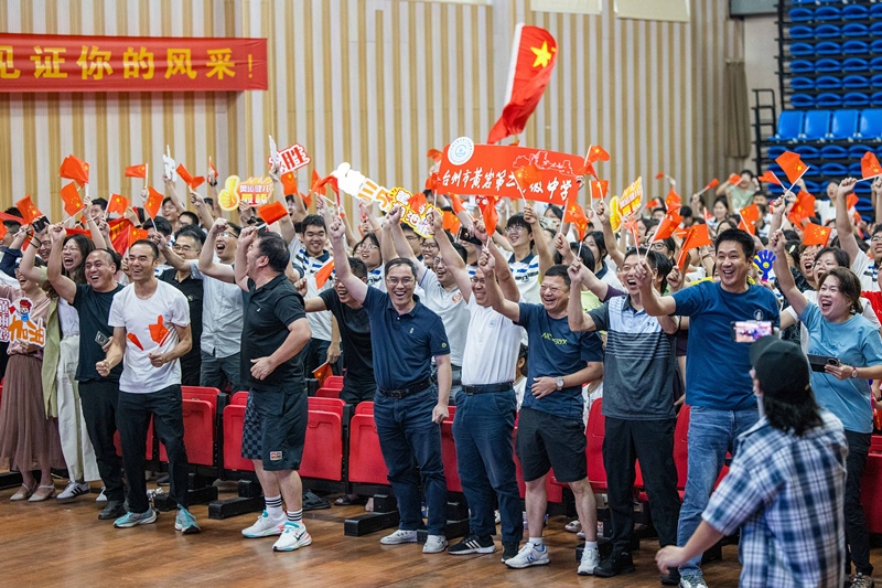 北京時(shí)間7月27日，2024年巴黎奧運(yùn)會(huì)首個(gè)比賽日，在射擊10米氣步槍混合團(tuán)體比賽中，中國(guó)選手黃雨婷/盛李豪獲得金牌。圖為黃雨婷的母校師生們通過(guò)收看奧運(yùn)直播的方式為她加油助威。