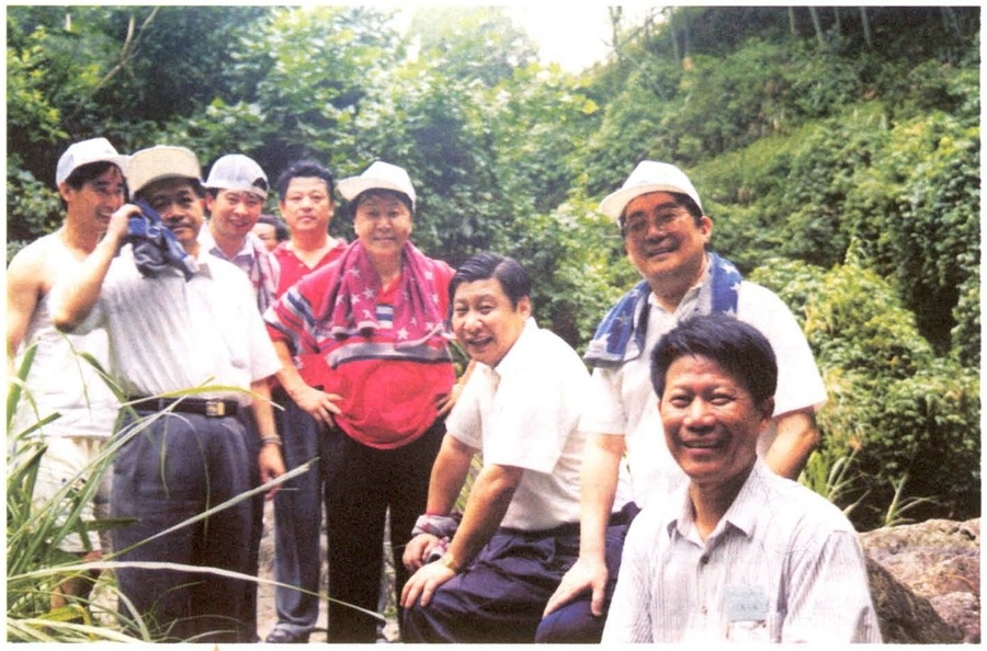 1999年6月，習(xí)近平在福州森林公園參加紀(jì)念毛主席“發(fā)展體育運(yùn)動(dòng)，增強(qiáng)人民體質(zhì)”題詞47周年登山健身活動(dòng)。（資料照片，來(lái)源：《習(xí)近平在福建》（下））
