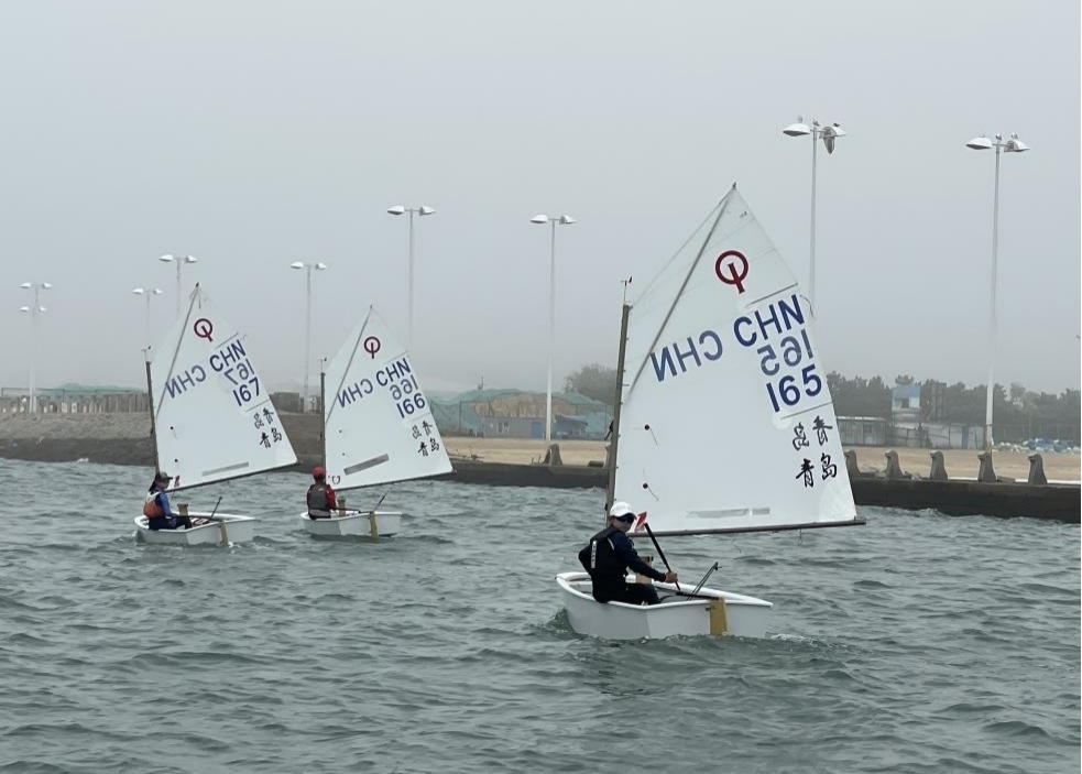 青島市嶗山區(qū)中韓小學(xué)帆船社團(tuán)進(jìn)行帆船訓(xùn)練。青島市嶗山區(qū)教育和體育局供圖