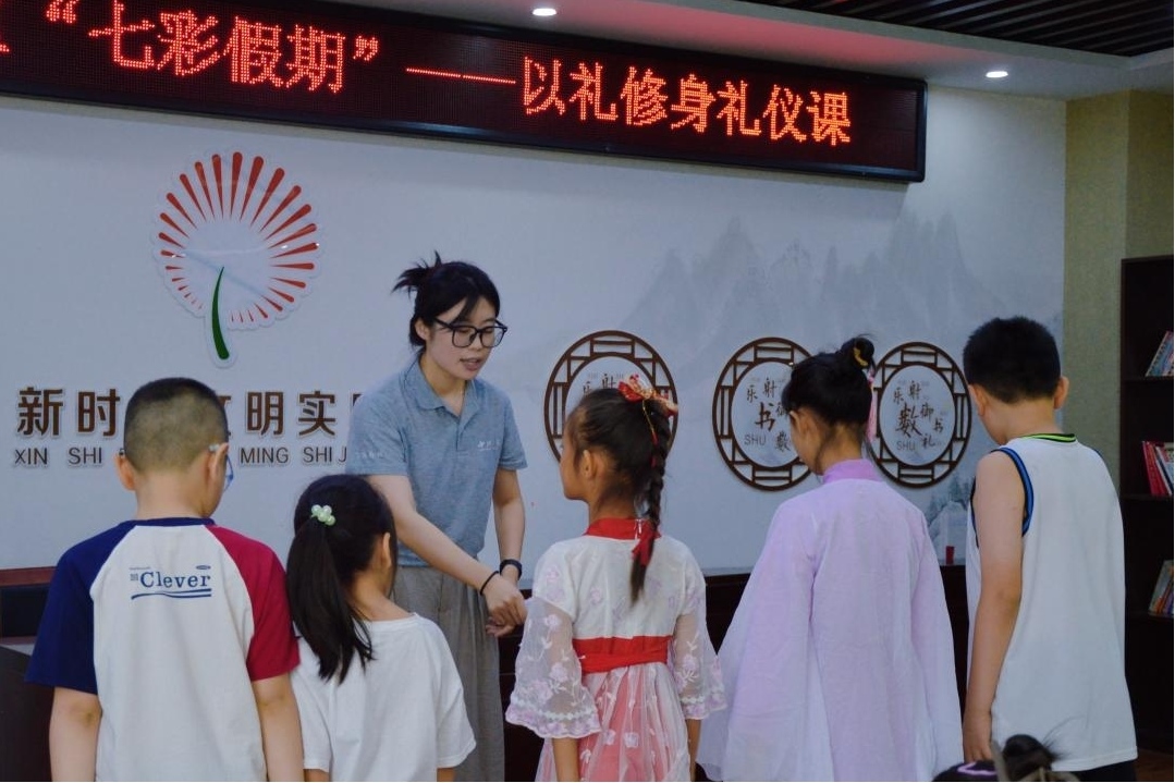 曲阜市小雪街道如意社區(qū)新時(shí)代文明實(shí)踐站以禮修身禮儀課。謝婉瑩 攝