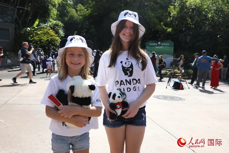 3、美國當?shù)卦S多民眾來圣迭戈動物園看熊貓。 人民網(wǎng)記者 李志偉攝