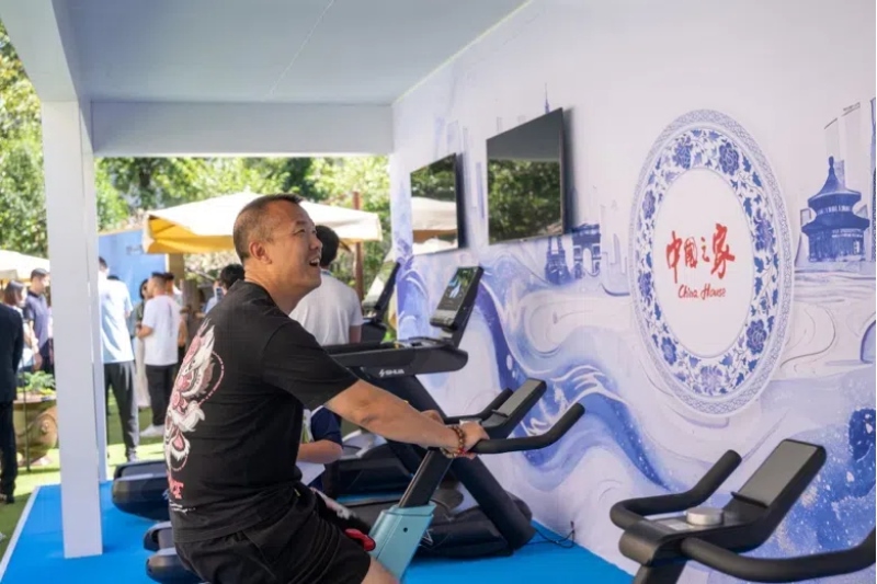 參觀者在智慧體育公園體驗動感單車。巴黎