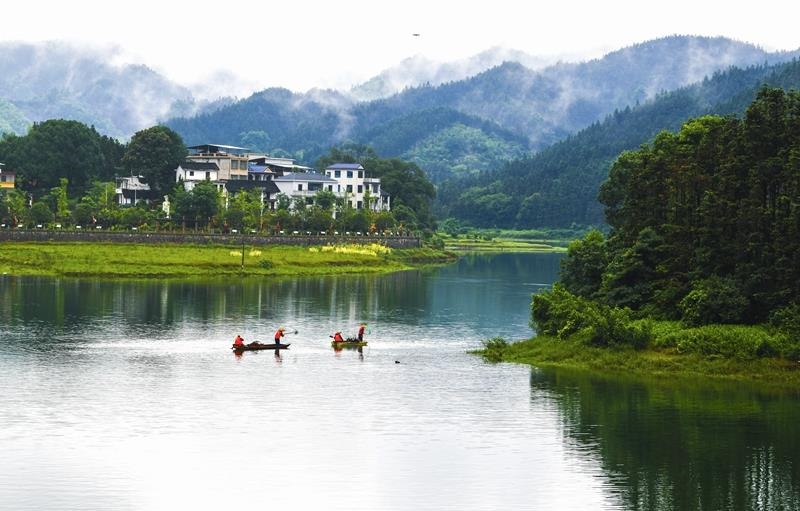 2024年6月5日，志愿者在湖南常寧市洋泉水庫清理水面漂浮物。