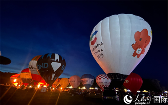 來自中國長沙的定制熱氣球亮相布里斯托國際氣球節(jié)。人民網(wǎng)記者 余穎攝