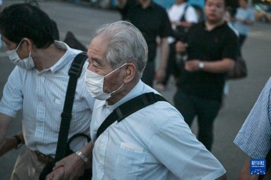 8月12日晚，侵華日軍第七三一部隊（簡稱“731部隊”）“少年隊”原隊員清水英男，乘機(jī)抵達(dá)哈爾濱。新華社記者 王松 攝