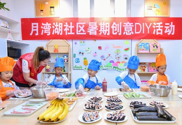 漯河市月灣湖社區(qū)青少年活動室里，志愿者教孩子們做手工。 齊國霞攝