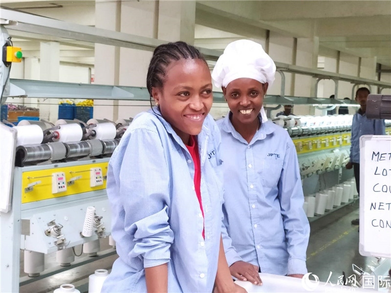 無(wú)錫金茂埃塞面料廠車間的當(dāng)?shù)嘏?。人民網(wǎng)記者黃培昭攝