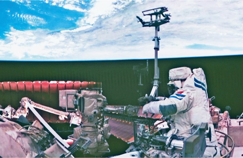 黨的十八大以來(lái)，我國(guó)科技事業(yè)取得歷史性成就、發(fā)生歷史性變革，科技自立自強(qiáng)成果持續(xù)涌現(xiàn)。圖為2024年7月3日在北京航天飛行控制中心拍攝的神舟十八號(hào)航天員李聰在空間站組合體艙外作業(yè)的畫面。 新華社記者 郭中正/攝