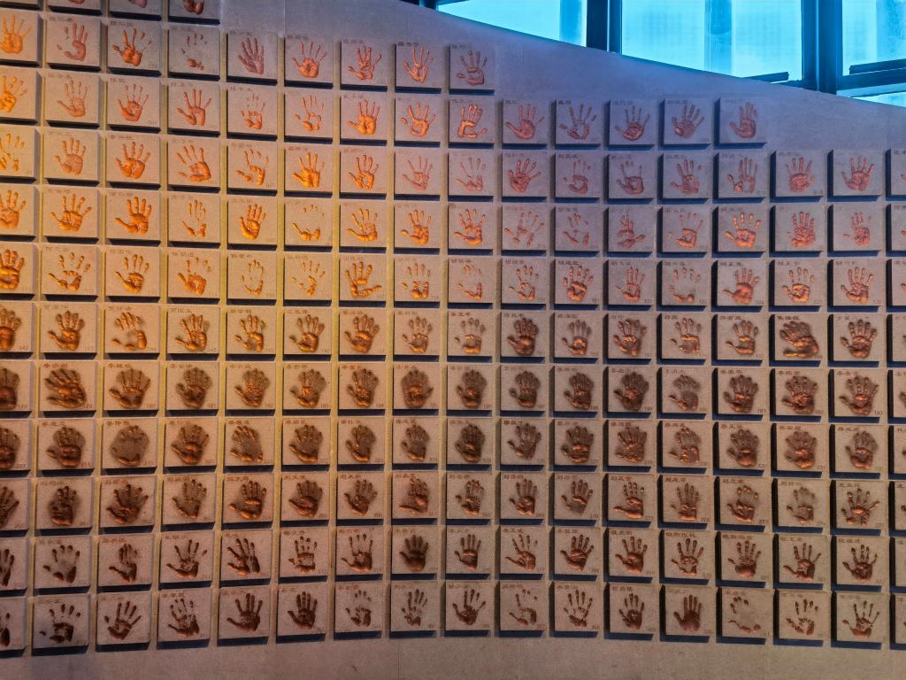 圖為侵華日軍南京大屠殺遇難同胞紀(jì)念館“三個(gè)必勝”展廳排列的648個(gè)鮮紅的手?。ň植浚?。新華社記者 邱冰清 攝