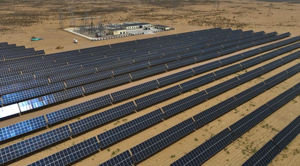 這是2024年5月16日拍攝的內(nèi)蒙古巴彥淖爾市磴口縣烏蘭布和沙漠光伏基地。新華社記者李云平攝