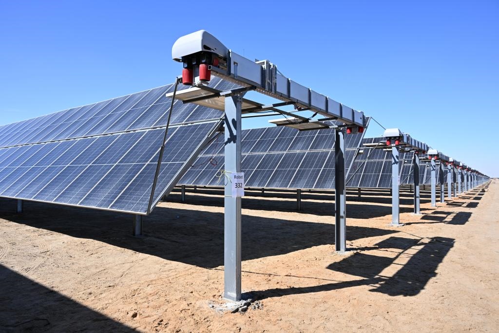 這是2023年3月18日在位于阿聯(lián)酋阿布扎比南部的艾爾達(dá)芙拉光伏電站拍攝的光伏板。新華社發(fā)（中國機(jī)械設(shè)備工程股份有限公司阿布扎比分公司供圖）