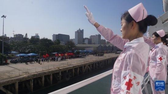 當(dāng)?shù)貢r(shí)間8月16日上午10時(shí)許，執(zhí)行“和諧使命-2024”任務(wù)的中國海軍“和平方舟”號(hào)醫(yī)院船圓滿結(jié)束對莫桑比克的訪問，駛離馬普托港，前往本次任務(wù)第五站南非。新華社發(fā)（曹春耀 攝）