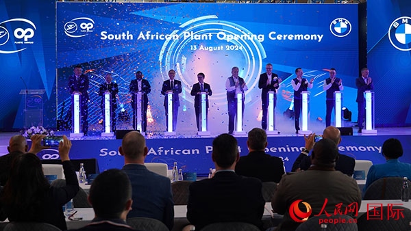 嘉賓點(diǎn)亮燈柱。人民網(wǎng) 張茜攝