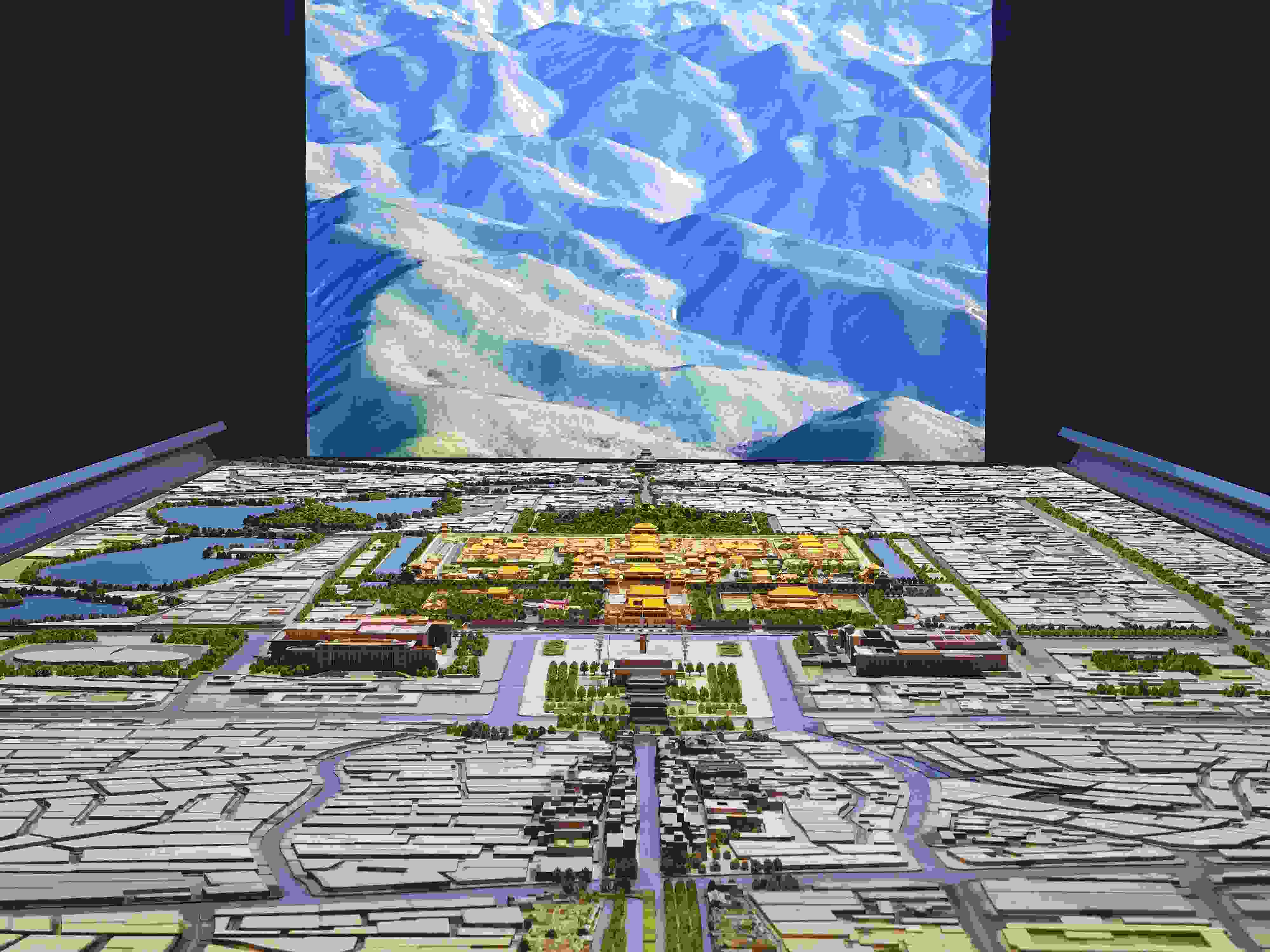 2023年3月，北京首都博物館精心制作的16米長(zhǎng)中軸線沙盤，配以立體投影技術(shù)，展現(xiàn)了北京中軸線之壯美。