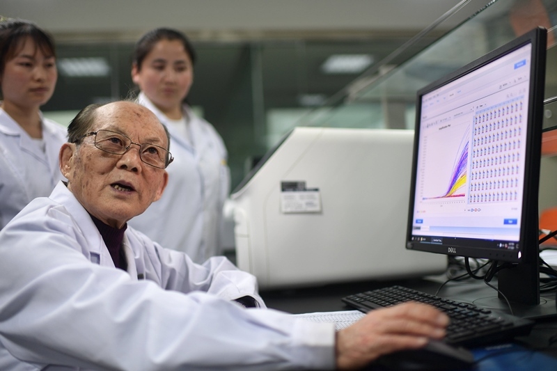 2021年6月17日，吳天一（前）在青海西寧的實(shí)驗(yàn)室內(nèi)和學(xué)生討論。