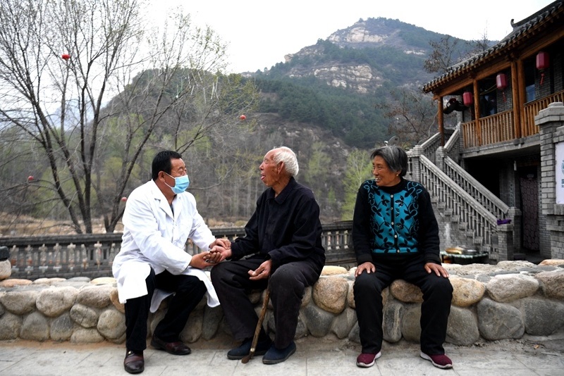 2020年4月15日，在河北阜平縣龍泉關(guān)鎮(zhèn)駱駝灣村，村醫(yī)霍建國(guó)為村民把脈。